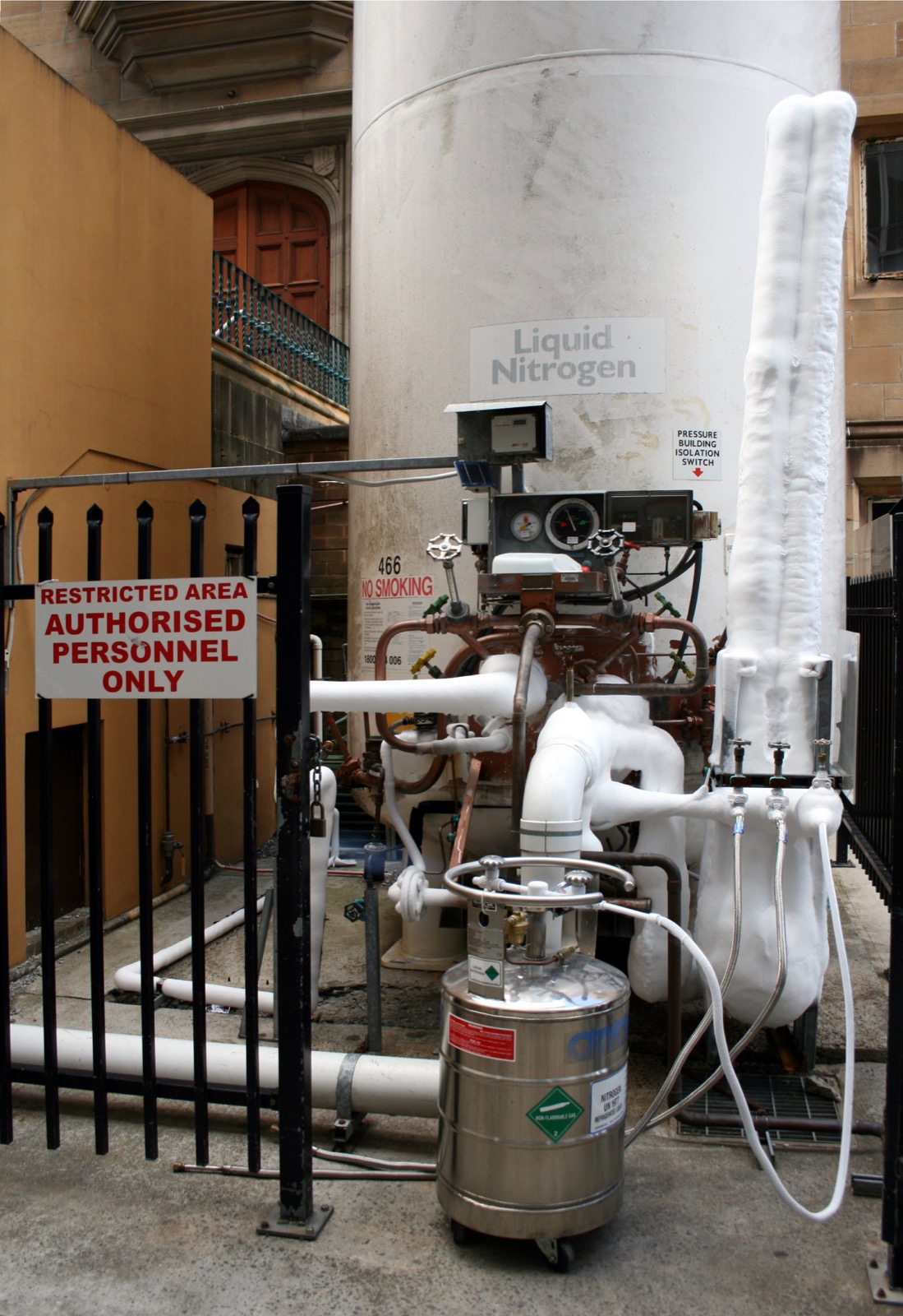 Industrial liquid nitrogen storage tank used for gas supply services